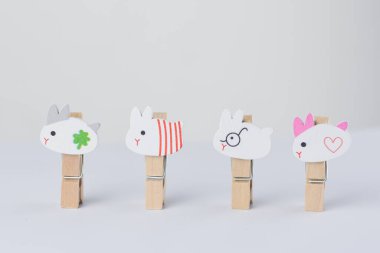 beyaz arkaplanda çok renkli ahşap klips