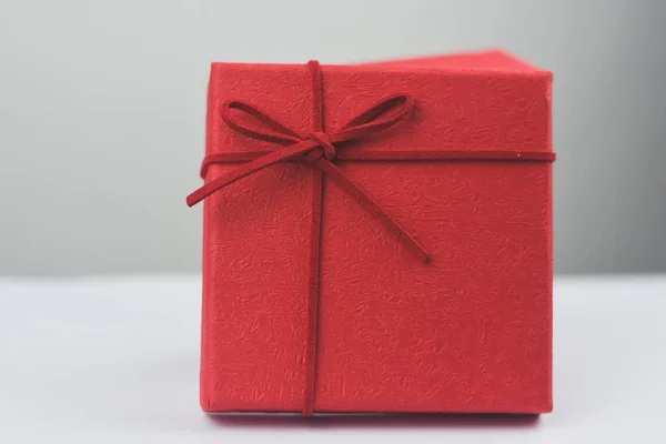 Rote Geschenkbox Auf Weißem Hintergrund — Stockfoto