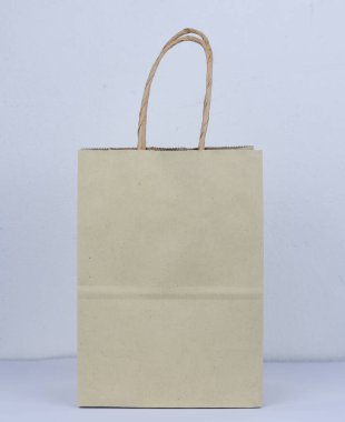 Beyaz arka plan üzerinde izole boş kahverengi kağıt torba