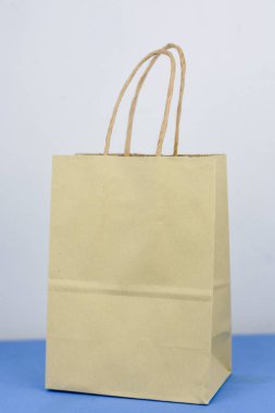 Beyaz arka plan üzerinde izole boş kahverengi kağıt torba