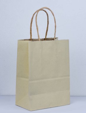 Beyaz arka plan üzerinde izole boş kahverengi kağıt torba