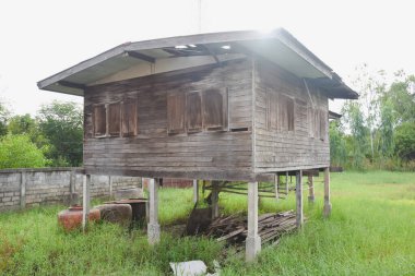 Orman ve gökyüzünde eski bir teneke ev..