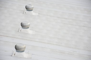 Ticari binalarda metal çatılar.