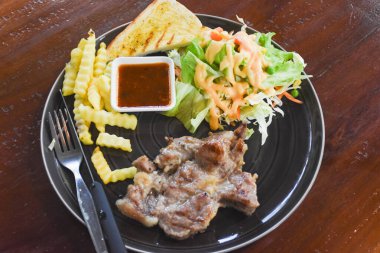 Yemek için hazır bir tabakta domuz boyunlu biftek.