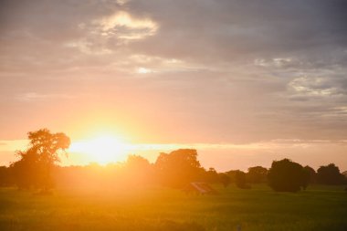 Eski bir kulübesi olan günbatımı sonbahar manzarası