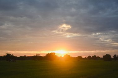 Eski bir kulübesi olan günbatımı sonbahar manzarası