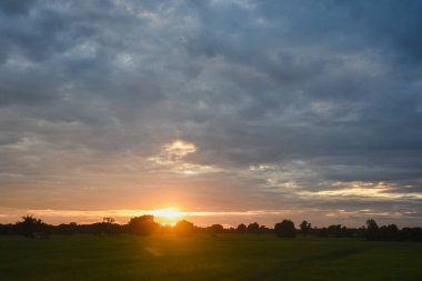 Eski bir kulübesi olan günbatımı sonbahar manzarası
