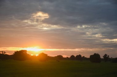 Eski bir kulübesi olan günbatımı sonbahar manzarası