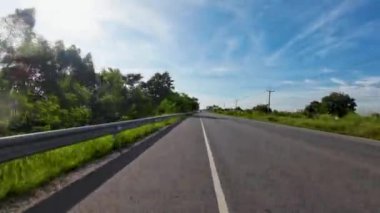 yolda bir motosiklet sürüş