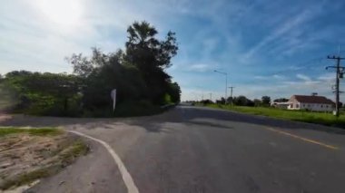 yolda bir motosiklet sürüş