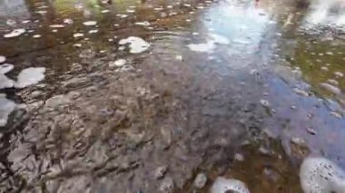 Yağmur yağdığında, su beton zemine aktı..