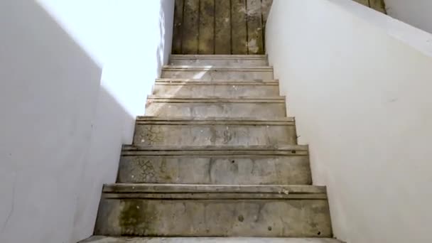 Bajando Las Escaleras Por Noche — Vídeo de stock
