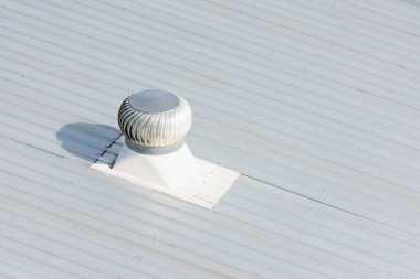 Ticari yapıda metal levha çatısı