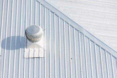 Ticari yapıda metal levha çatısı