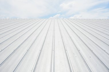 Mavi gökyüzü ile ticari yapım üzerine metal kaplama çatı.