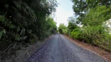 Zorlu yollarda motosiklet sürmek