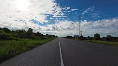 yolda bir motosiklet sürüş