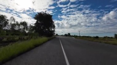 yolda bir motosiklet sürüş