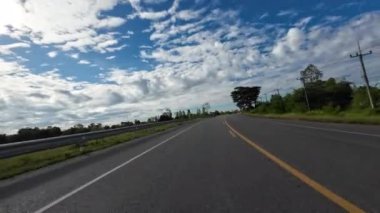 yolda bir motosiklet sürüş