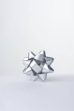 Beyaz arkaplanda gri kurdele izole edildi