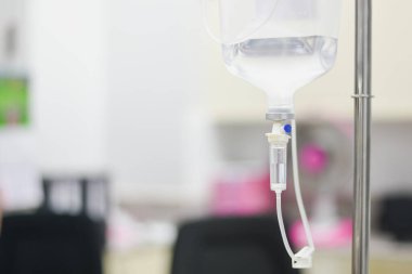 Hastanede damardan serum fizyolojik veriliyor.