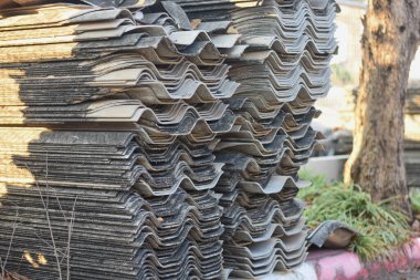 Eski fayanslar yan yana serilmiştir..