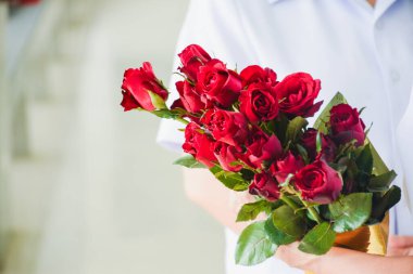 Hemşireye bir gül ver.