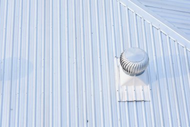 Ticari yapıda metal levha çatısı