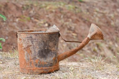 Galvanize sulama kutusu kullanılmamış ve paslanmıştı..