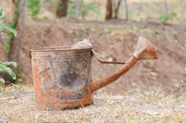 Galvanize sulama kutusu kullanılmamış ve paslanmıştı..