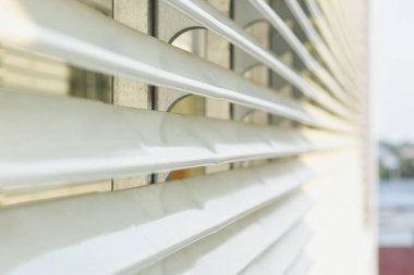 Modern bir iş binasının balkonunda paslanmaz çelik tente.