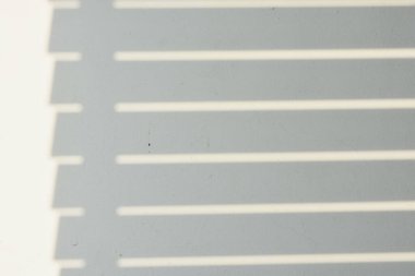 Ahşap zeminde parlayan güneş ışığı gölgeleri beyaz beton zemin