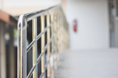 Metal korkuluklara yakın çekim.