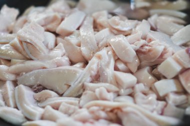 Domuz göbeği tavada kızarıyor..