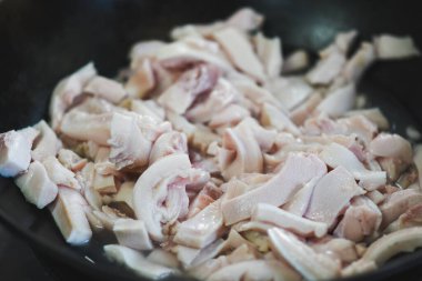 Domuz göbeği tavada kızarıyor..