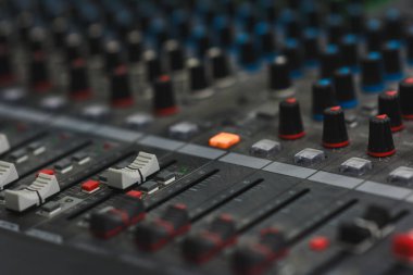 Birden fazla düğmeyle yapılan toplantılar için sesleri karıştır. Toplantılarda iyi ve net ses için