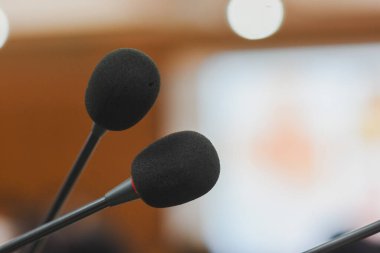 Konferans odasında yüzen mikrofonlar daha net iletişim için kullanılır.