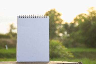 Masanın üzerine beyaz çizim kitabı.