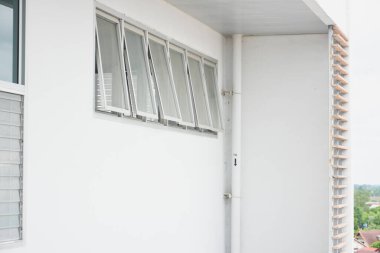 Building wall openings for ventilation