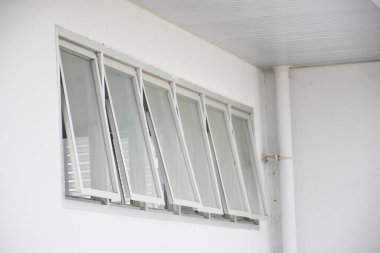 Building wall openings for ventilation