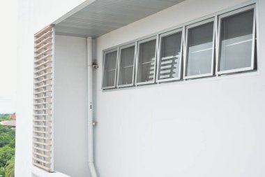 Building wall openings for ventilation