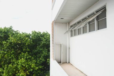 Building wall openings for ventilation