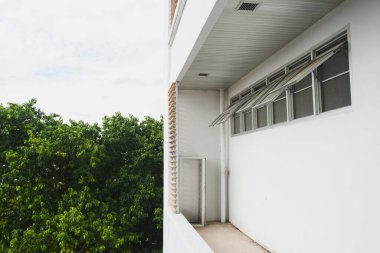 Building wall openings for ventilation