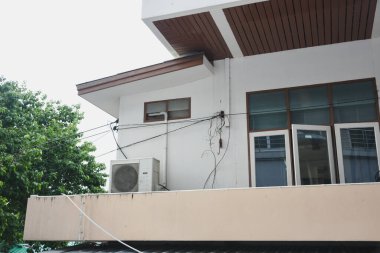 Modern bir işletme binasının balkonunda bir klima bulunur..