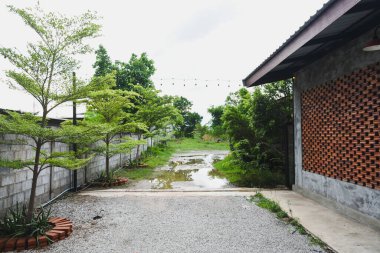 Evin önündeki yolda sel baskınları.