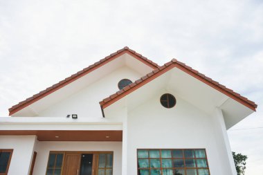 Evin çatısı üçgen..