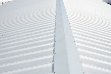 Ticari yapıda metal levha çatısı