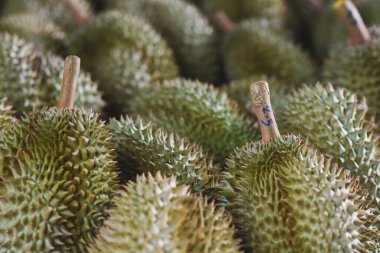 Durian meyvesi Tayland meyve pazarındaki alıcılara satılıyor Durian 