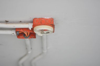 Binanın altında elektrik hattı var.