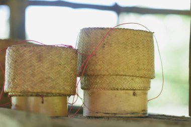 Bambu örülmüş beslenme çantaları sıra sıra dizilmiş.